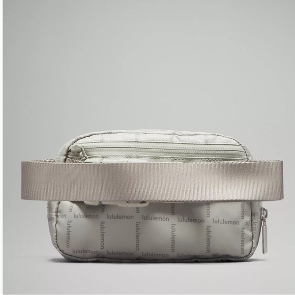 Lululemon Everywhere Belt Bag 1L - Wordmark Grid Mini Raw Linen - Picture 3 of 8